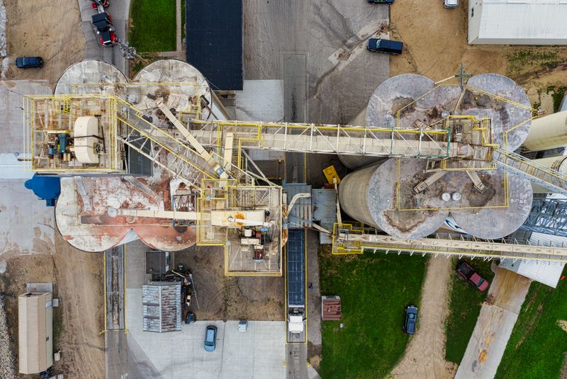 Multi-Point Flat Bottom Silo Discharge System with Screw Reclaimers