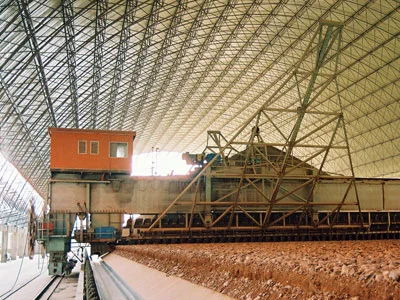 Tr&eacute;mie et r&eacute;cup&eacute;rateur pour parc de stockage de mat&eacute;riaux en vrac